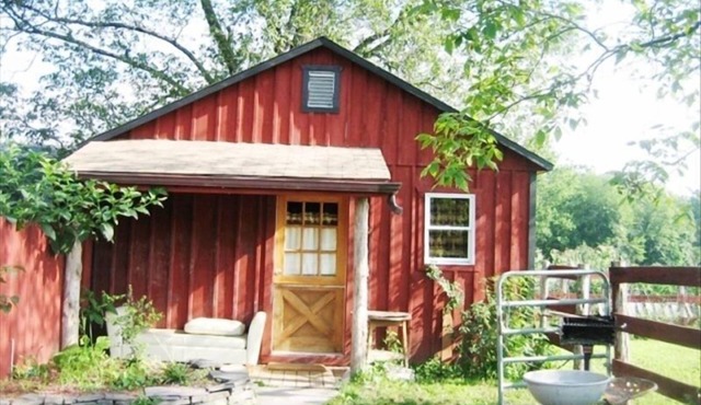 Mr Ed's Cabin on 27 acre Horse Farm Hot Tub & Stream