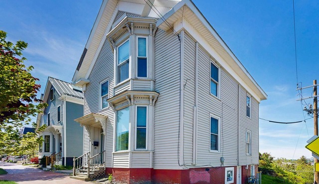 Munjoy Hill apartment w/AC, walk to town & promenade