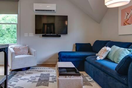 Nashville Townhouse - Walk to Food, Near Downtown!