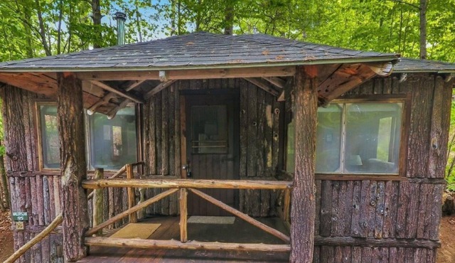 Nature Lovers' Paradise: A Rustic 1BR Cabin w/ shared access to Lovejoy Pond