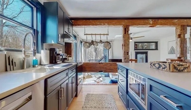 NEW - Cozy Modern: Stunning views,3 mins ski,BBQ,Fire Pit,Game Room,walk to town