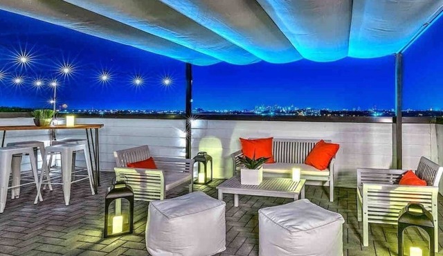 New Downtown Skyline Views 13 Beds! Rooftop Deck! in Nashville