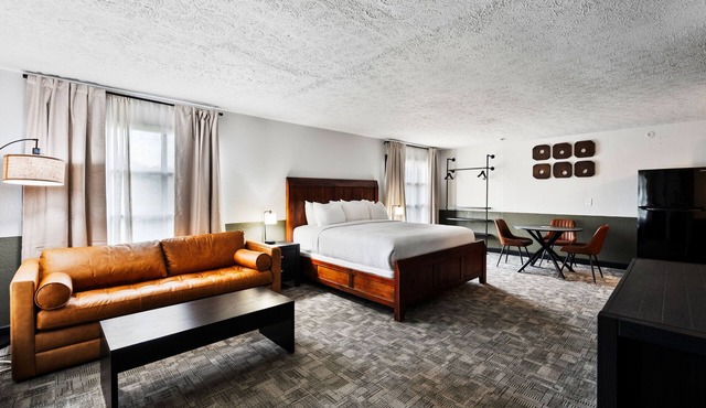 New King Suite with Fireplace & Kitchenette