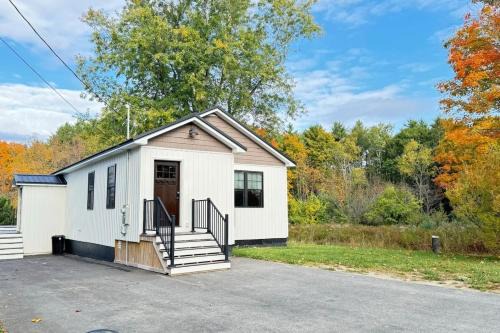 New Modern 3 br 2 bth Walking Trails shopping