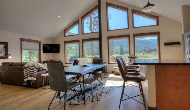 New Modern Cabin w/AMAZING VIEWS, hot tub, private pond, & super close to town