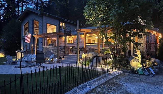 New Remodel! RVR front, pets, Outdoor Ent, Hottub & Views 4min to Leavenworth.
