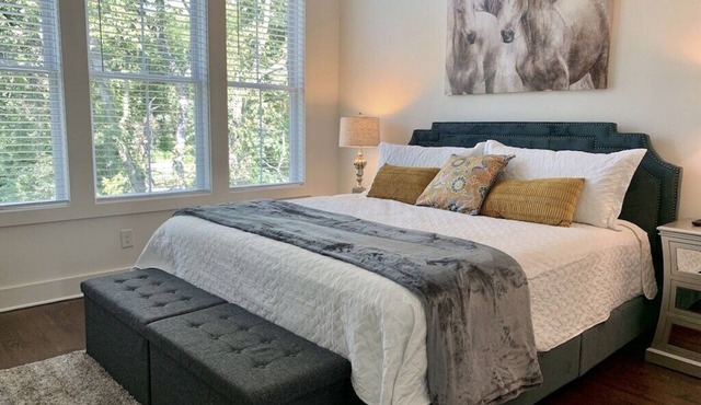New Townhome w/parking walkable to coffee/bars/food