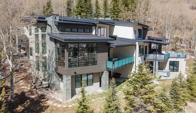 New Vail Chalet. 5 BR, 5 Bath. Spectacular views Easy access to free shuttle bus