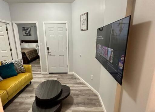 Newly 5 Star 3 Beds 1 Bath ideal Short term rental