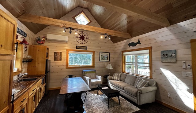 Next Avail. Aug 22 - 3 night min - AC - Premier Cottage, King Bedroom, Pets Free