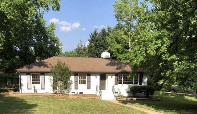 Nice Peaceful home in Charlotte! 8 mins to downtown, 1.5 miles to clt airport
