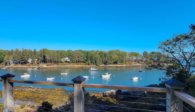 Night Heron: Cozy 2-bedroom house in Westport, ME, perfect for a relaxing getaway.