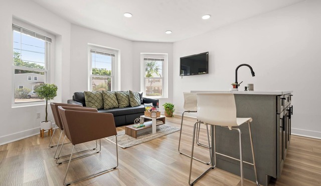NYC Access 3BR Duplex/Sleeps 10, Free Parking