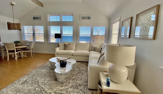 Ocean views, 2/10th to Little Beach and 100 steps to Marginal Way WOW in Ogunquit
