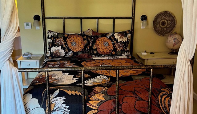 Old Town Guesthouse B&B caters to adults for leisure travel, provides a unique Colorado romantic getaway for couples, welcomes wedding parties, families and reunions, and accommodates flexible schedules for business travelers.