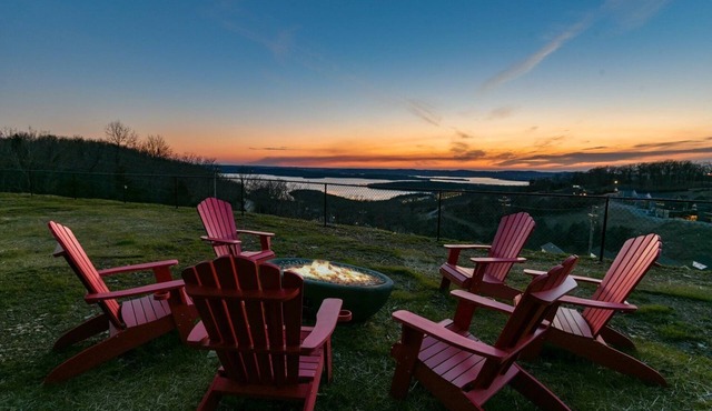 Panoramic Table Rock Lake Views, Shared Outdoor Pool, Air Hockey, Free Tickets in Branson