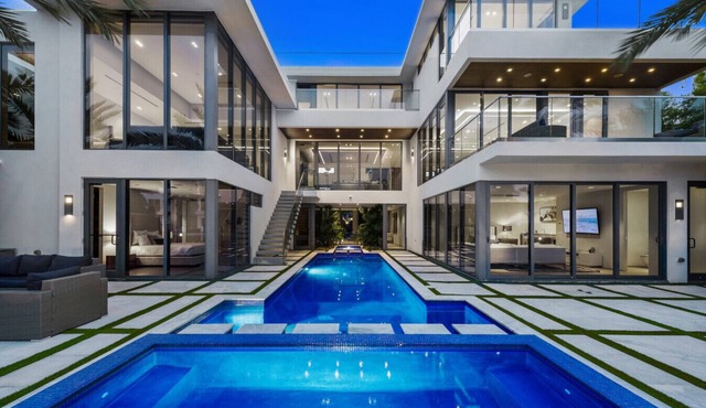 Park Place Mansion-Three-Story Mansion with Rooftop, Dock