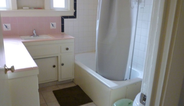 Peaceful 2-bedroom house with AC in charming Alhambra