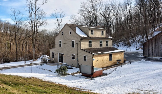 Peaceful 4-bedroom cabin with Hot Tub near Blue Marsh Lake