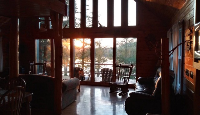 PEACEFUL LAKEFRONT HIDEAWAY
