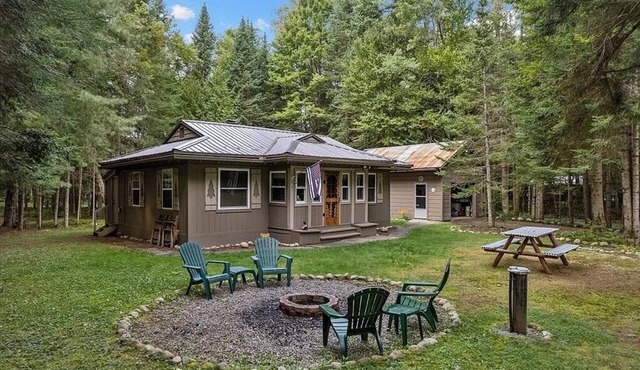 Peaceful Pines Cottage 5 minutes from Old Forge - Lake Access to Lake Tekini