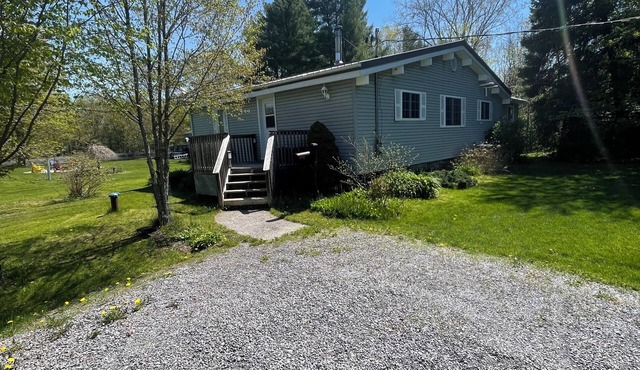 Peaceful riverside cottage-Tranquil views & private outdoor space
