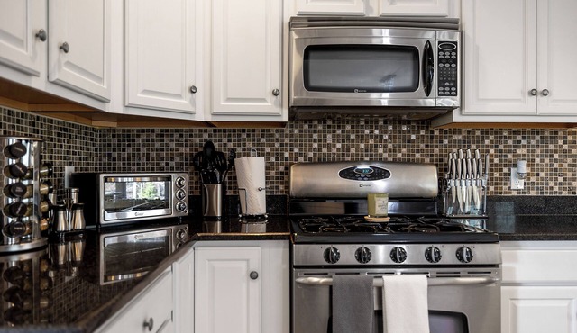 Peaceful & Spacious 5-bedroom home with pool
