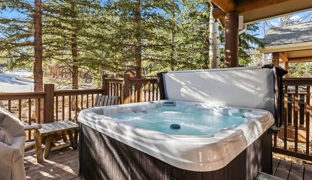 Peak to Pub | Walk to Main Street and Lifts | 4BR | Hot Tub
