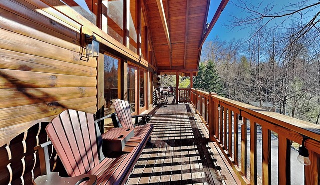 Perfect Gatlinburg cabin w. 2 king beds, spacious game room + hot tub!