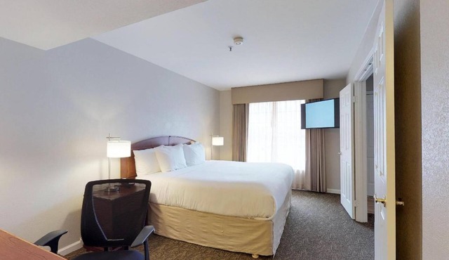 Pet-Friendly 1BR: 2.7 mi to Craig Regional Park | Full Kitchen & Outdoor Pool