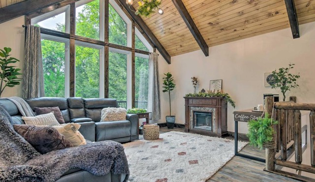 Pet-Friendly Delta Cabin w/Private Hot Tub!