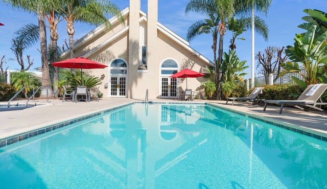 Pet-Friendly Suite | Kitchenette, Free Breakfast | Near Nixon Library - 2.8 mi