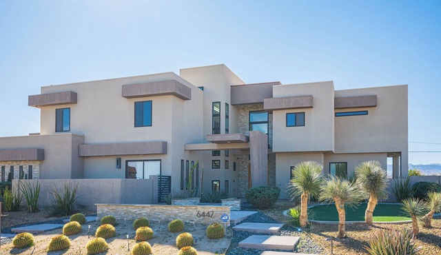 Phenomenal 6-bedroom villa with infinity pool in vibrant Las Vegas