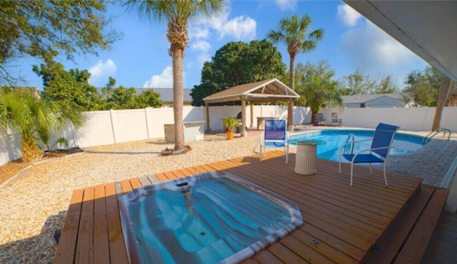 Pool-Jacuzzi & Palm Trees/ 8 Universal/ 15 Disney