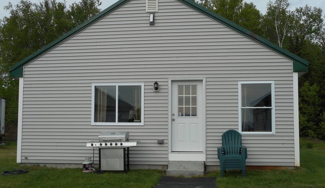 Post and beam cabin with queen size and bunk
