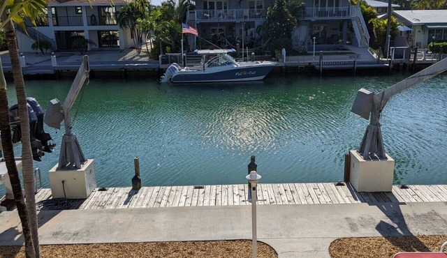 Private 37+ dock, Cabana Club, , late cancellation - discounted April pricing