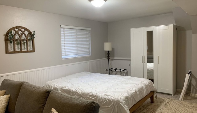 Private Entrance, Quiet Neighborhood, 10 mins from downtown