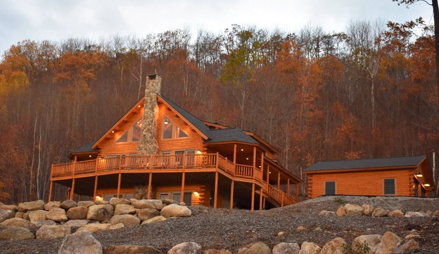 Private Log Cabin with an AMAZING VIREW! Hot Tub and Sleeps up to 14