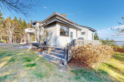 Private Oceanfront Home - 2 Fireplaces, 4 Decks & Grill, Dog-friendly