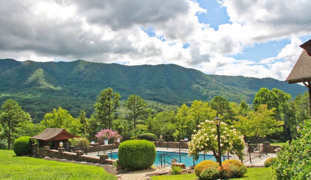 PRIVATE POOL! STUNNING VIEWS! PREMIER Family Lodge on 50 acres in the Smokies!