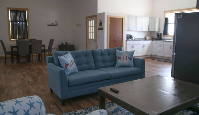 Private, quiet & beautiful second story with peek a boo water views