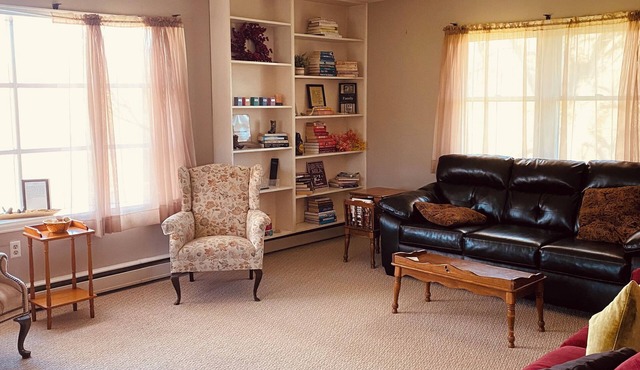 Private relaxing 5-bedroom farmhouse in Gansevoort with AC, WiFi