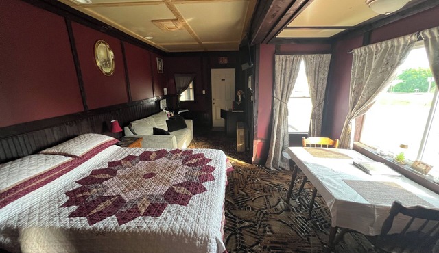 Private Room With Pub Lounge on Site!