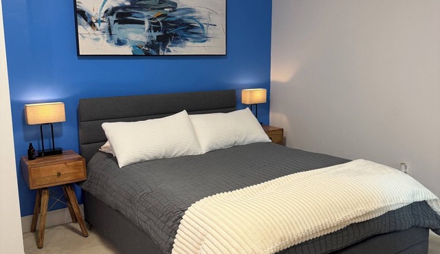 Private suite w/entrance, parking, kitchen & bath. 6 min to Wynwood!
