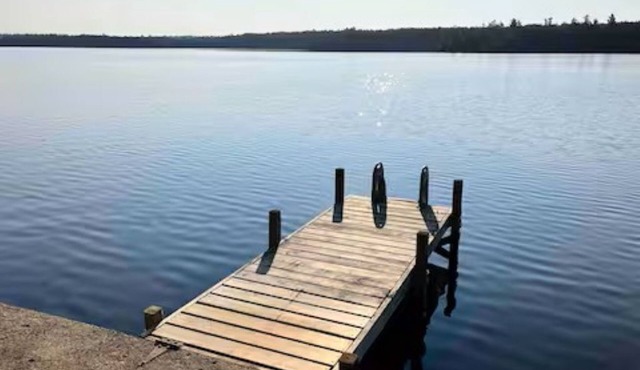 Quaint & rustic 2-bedroom camp on Echo Lake