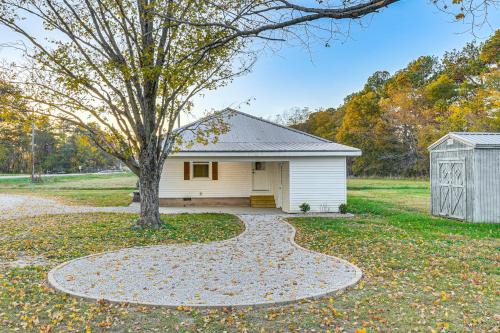 Quiet Country Stay: Modern Home Near Paducah