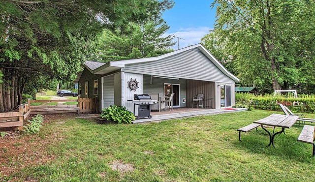 Quiet oasis steps from the water with access to Canadian Lakes amenities!