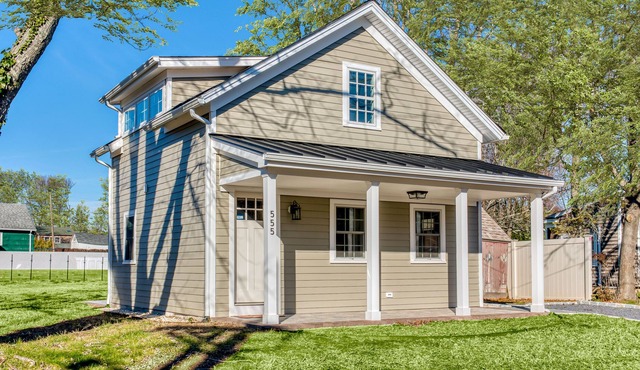 Refurbished North Fork cottage with large yard, patio, grill, AC & washer/dryer