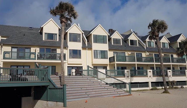 Relaxing beachfront condo in Fripp Island