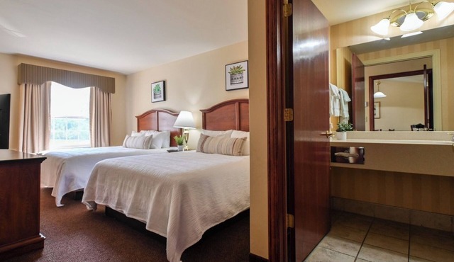Relaxing Nature Stay! 3 Pet Friendly Suites w/Pool, Spa & Kayak Adventures!